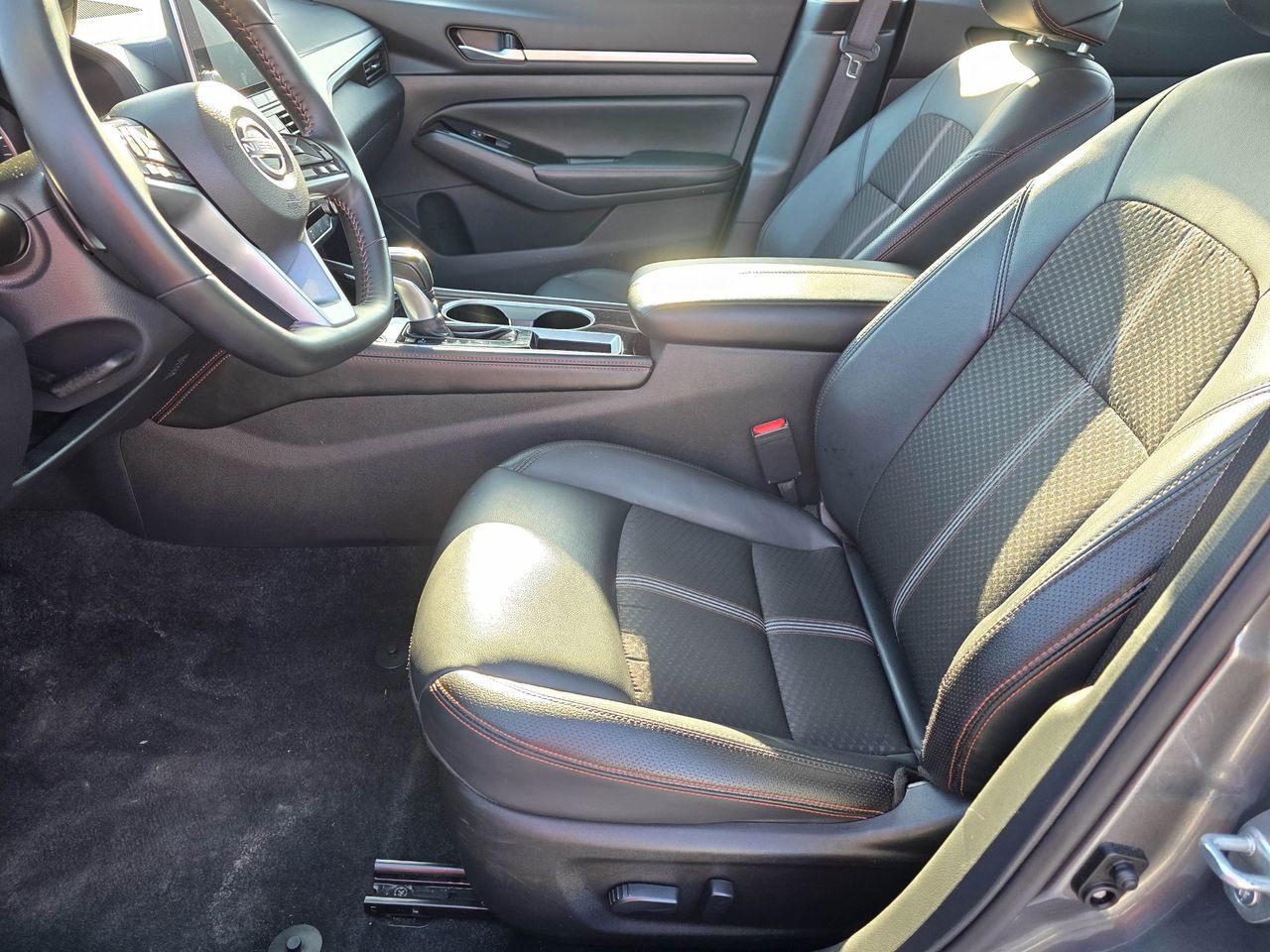 Used 2025 Nissan Altima 2.5 SR FWD image 10