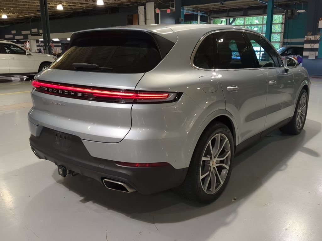 Used 2025 Porsche Cayenne AWD/4WD image 8