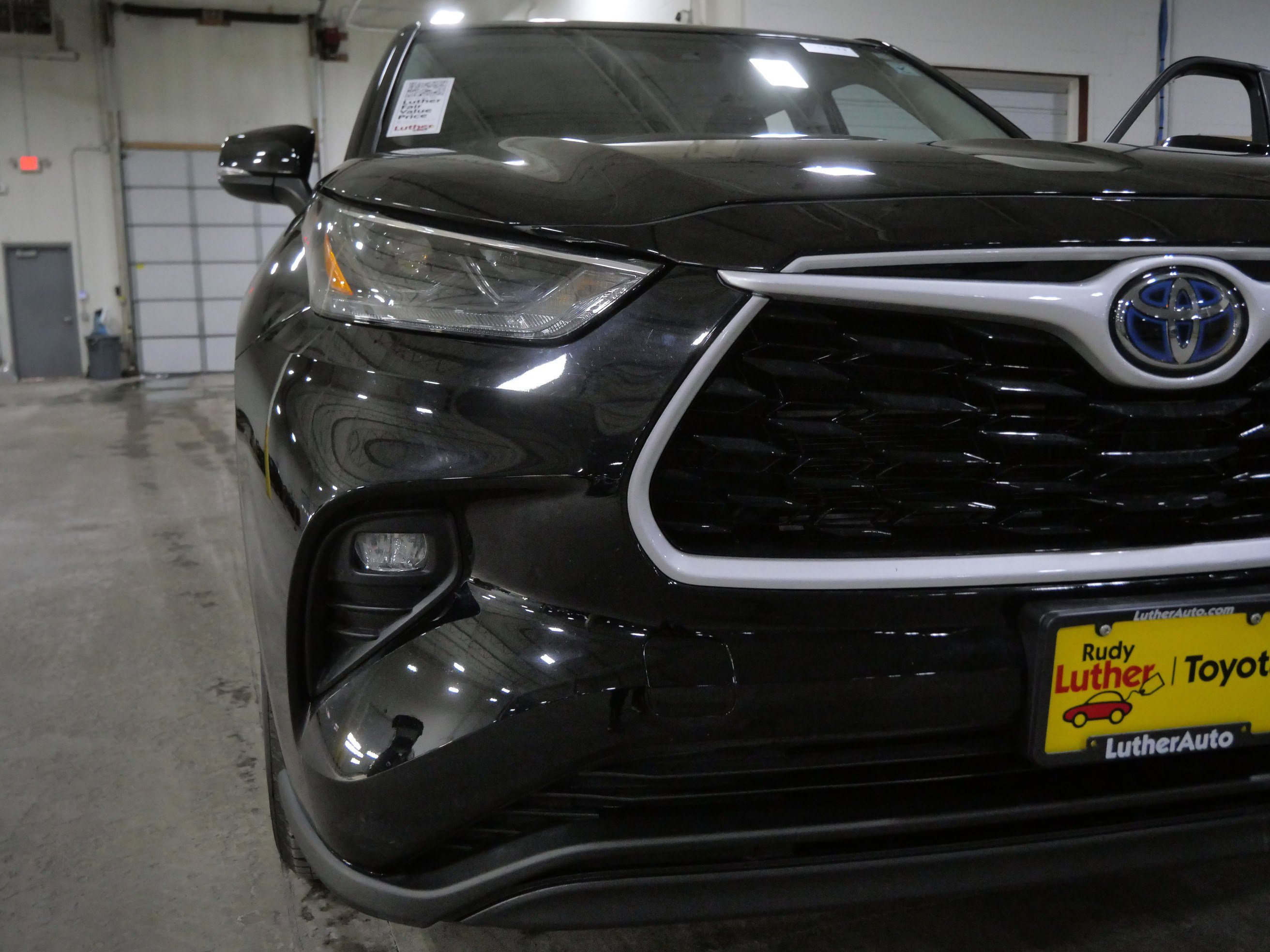 Used 2023 Toyota Highlander LE AWD/4WD image 16