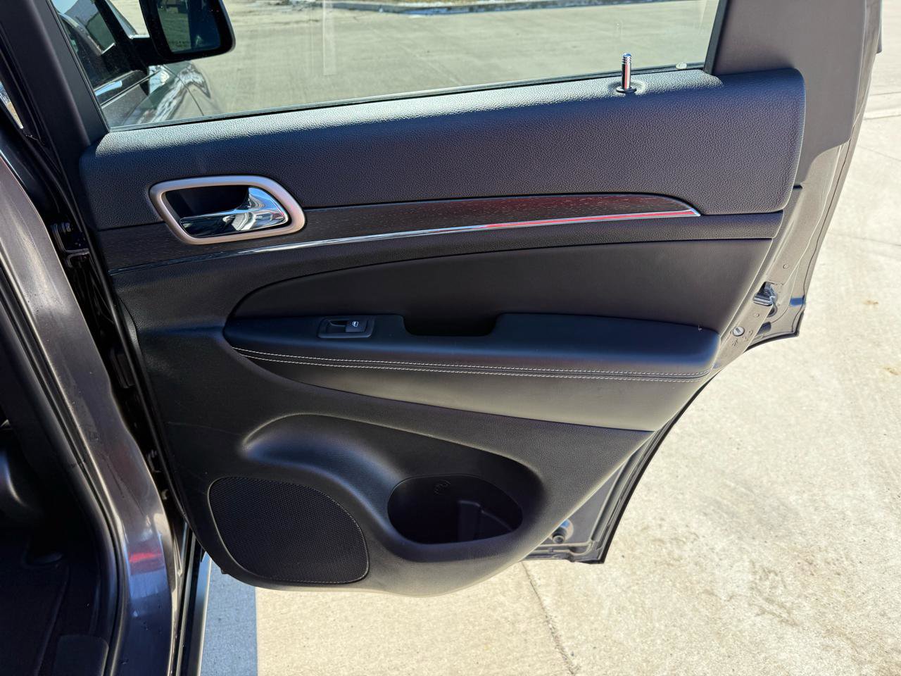 Used 2015 Jeep Grand Cherokee Limited image 22