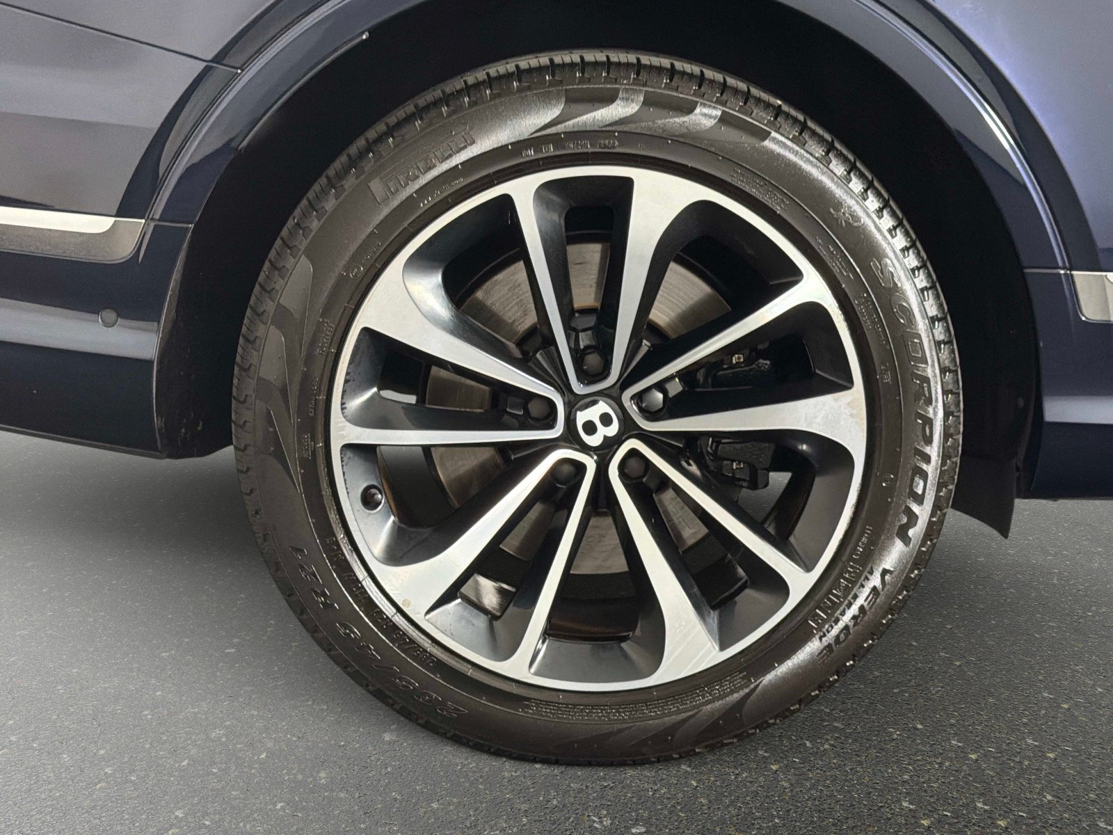 Used 2024 Bentley Bentayga AWD/4WD image 17