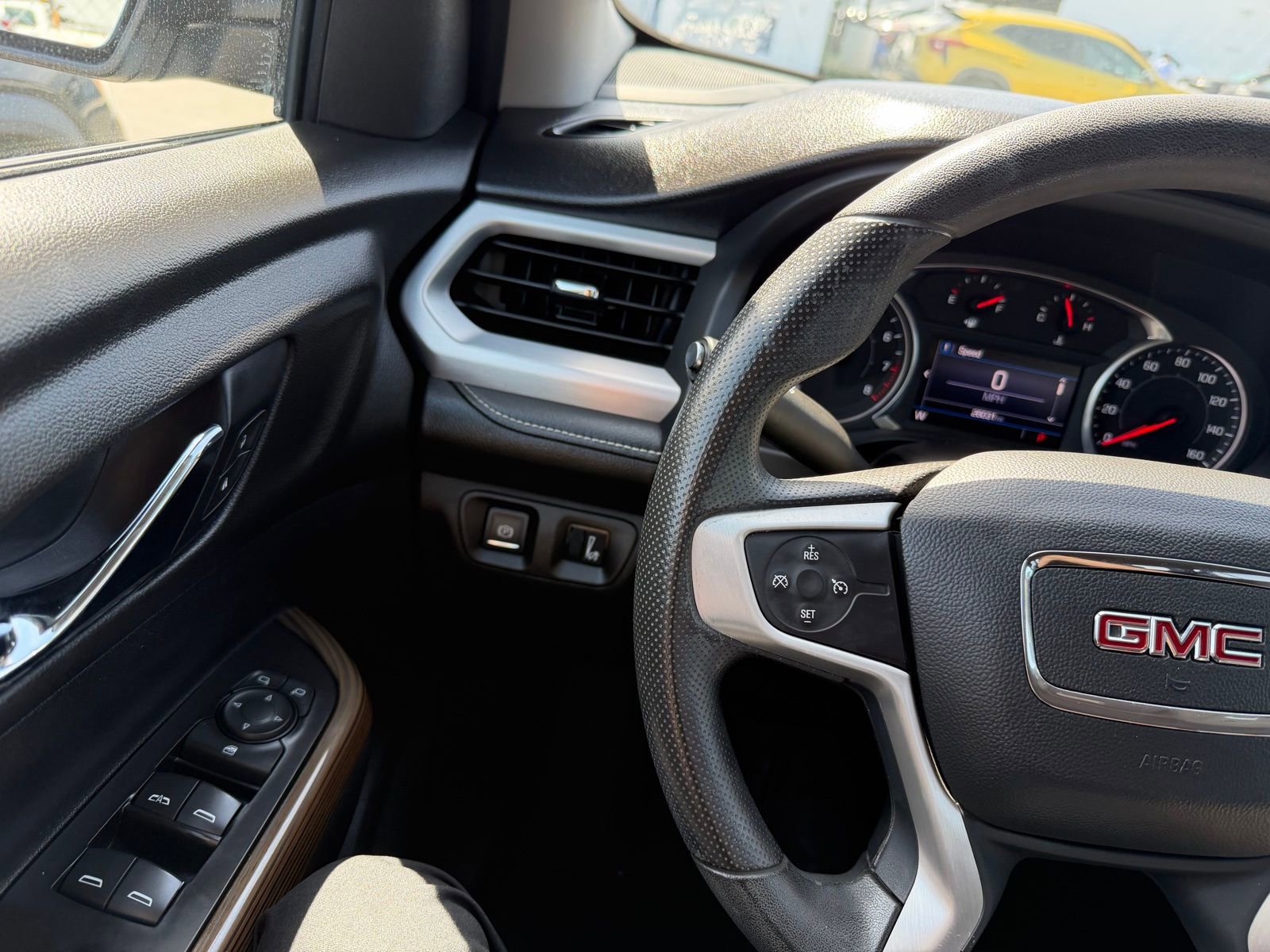 Used 2021 GMC Acadia SLE w/ LPO, Cargo Package image 10