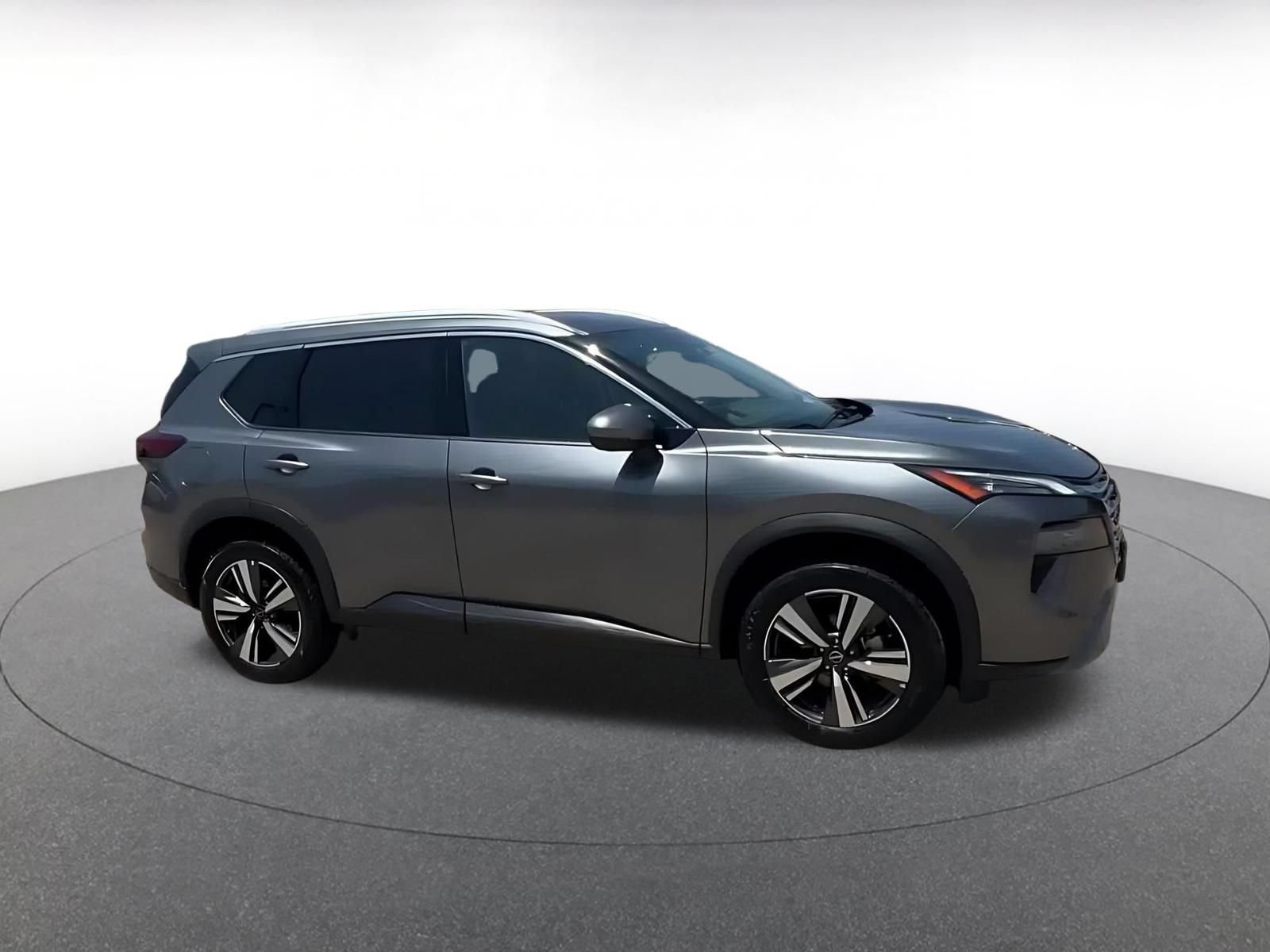 Used 2026 Nissan Rogue SL FWD image 2