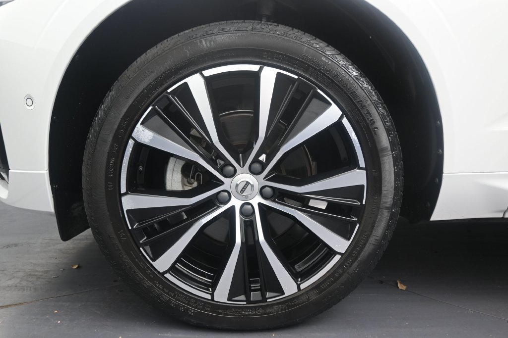 Certified 2024 Volvo XC60 B5 Plus AWD/4WD image 9