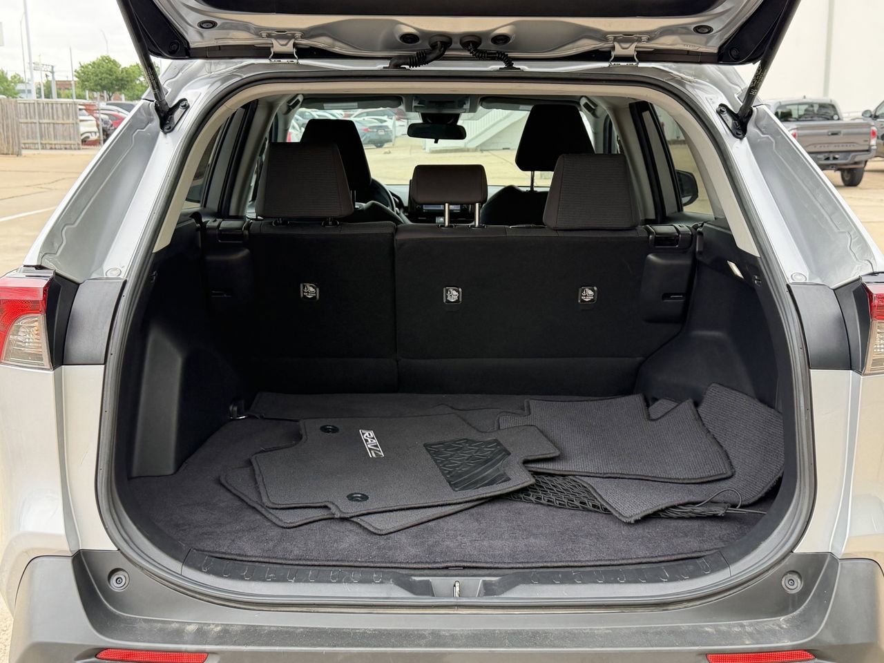 Used 2022 Toyota RAV4 LE AWD/4WD image 34
