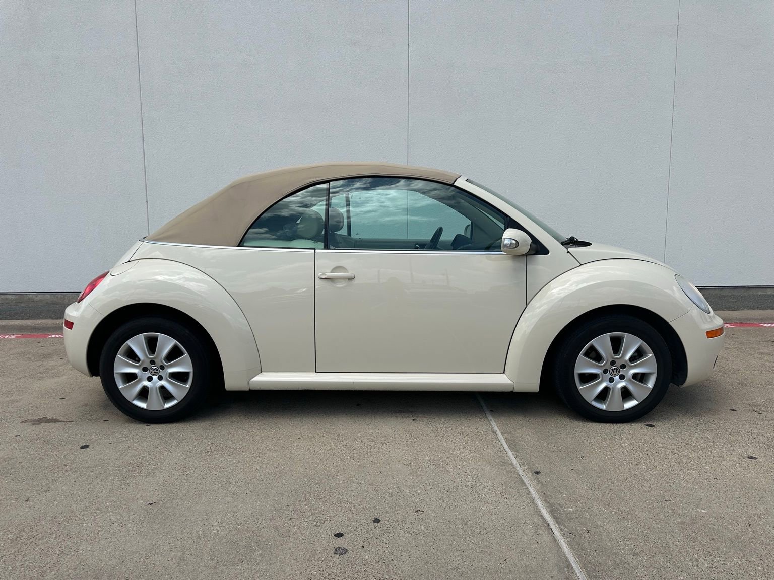 Used 2010 Volkswagen Beetle Final Edition FWD image 8