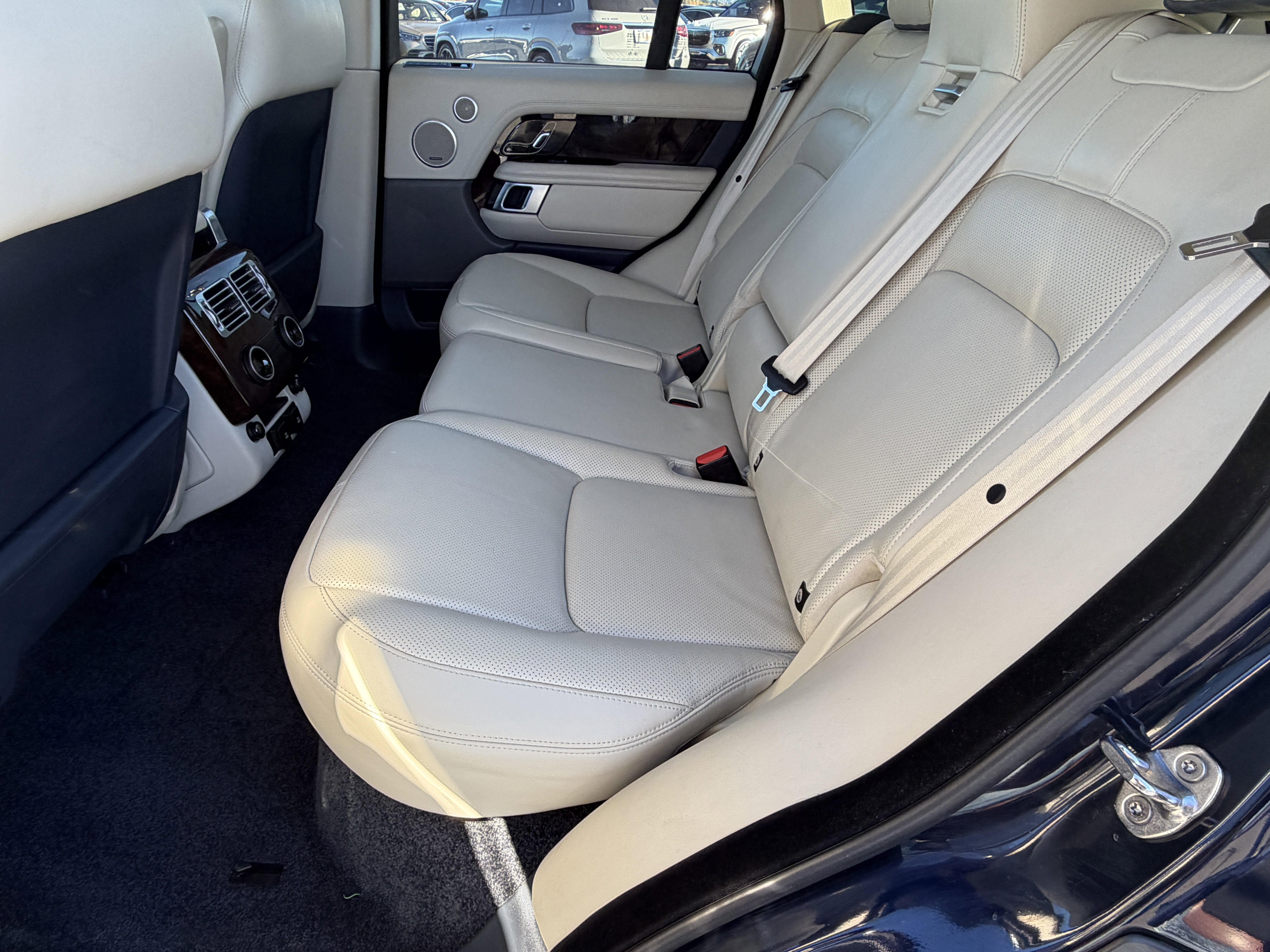 Used 2020 Land Rover Range Rover HSE image 32