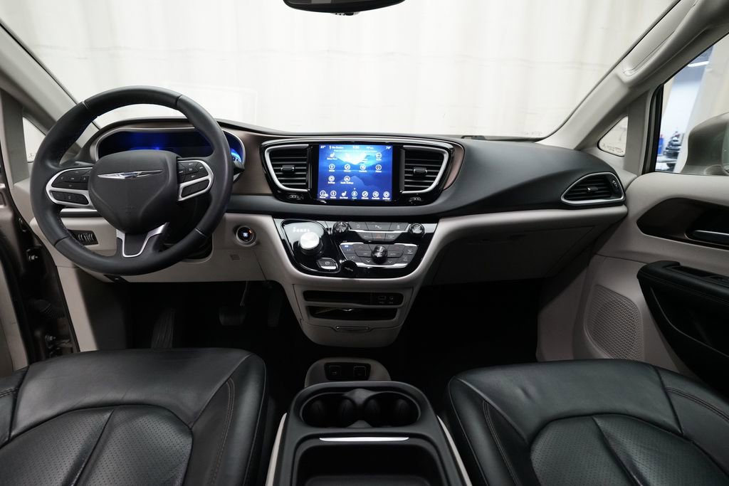 Used 2018 Chrysler Pacifica Touring-L w/ Premium Audio Group image 5