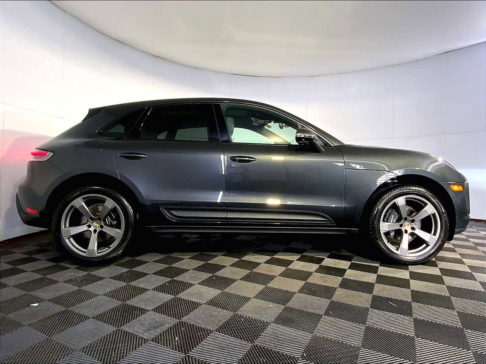 Certified 2025 Porsche Macan image 8
