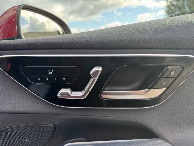 Used 2025 Mercedes-Benz GLC 350e 4MATIC image 52