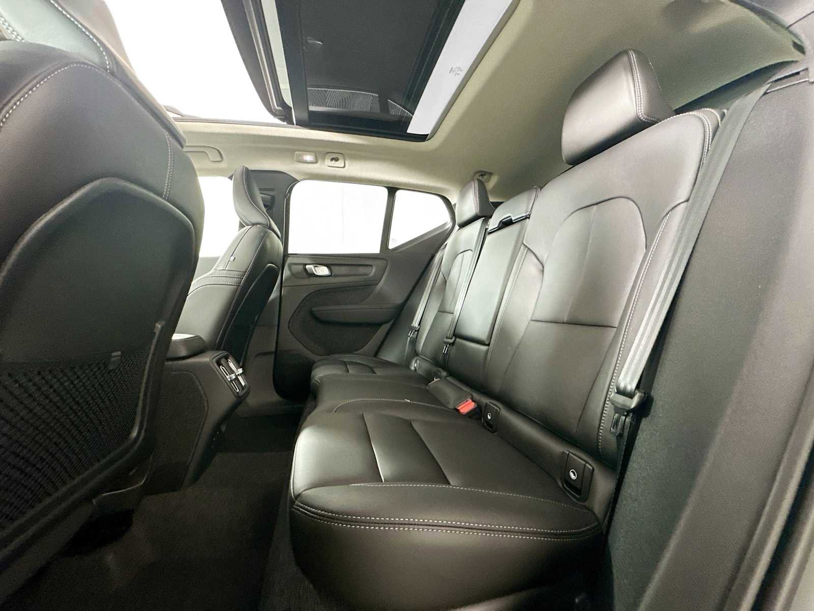 Used 2025 Volvo XC40 B5 Core w/ Climate Package image 22