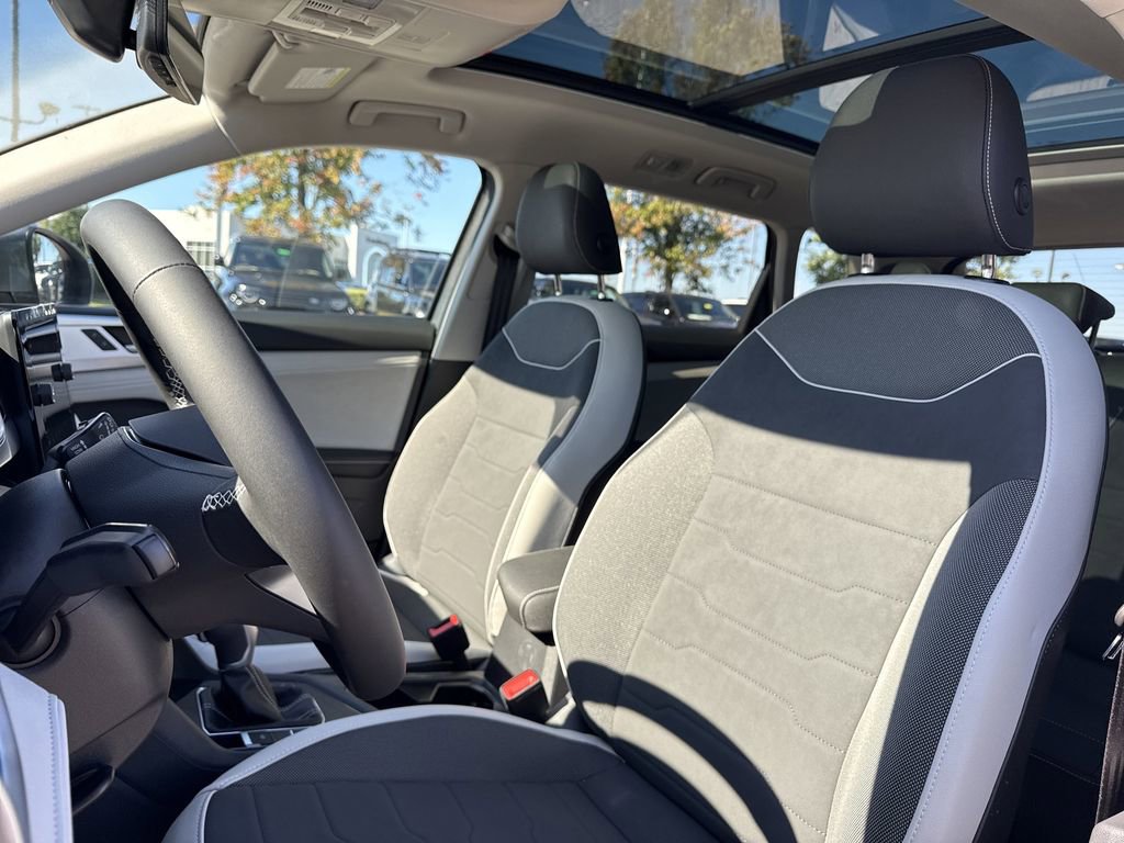 New 2025 Volkswagen Taos SE image 12