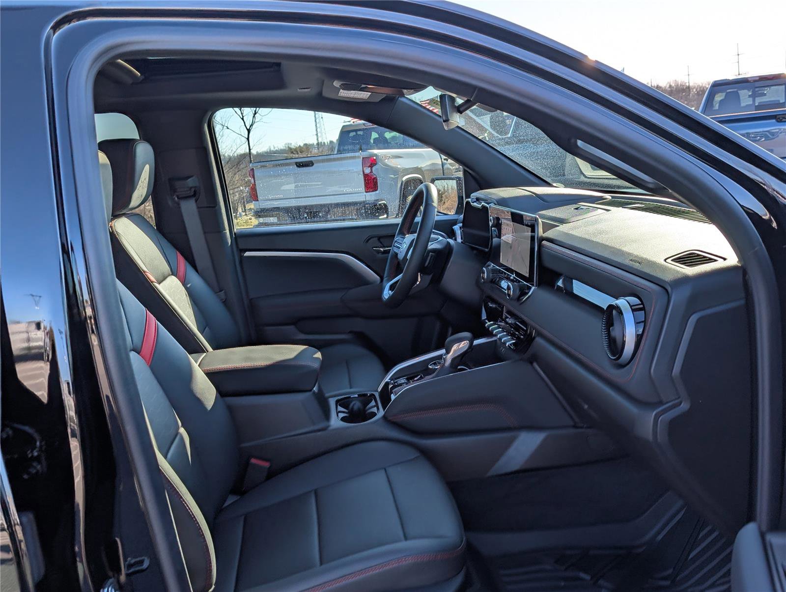 Used 2025 Chevrolet Colorado Z71 w/ Midnight Edition image 11