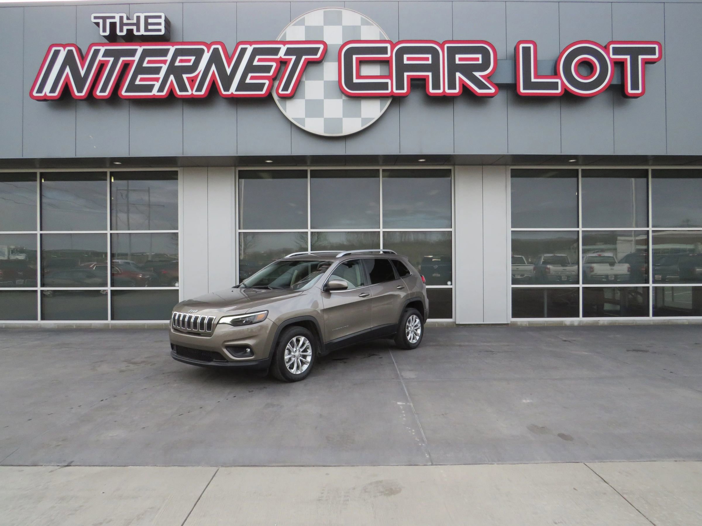 Used 2019 Jeep Cherokee Latitude w/ Popular Appearance Group image 1