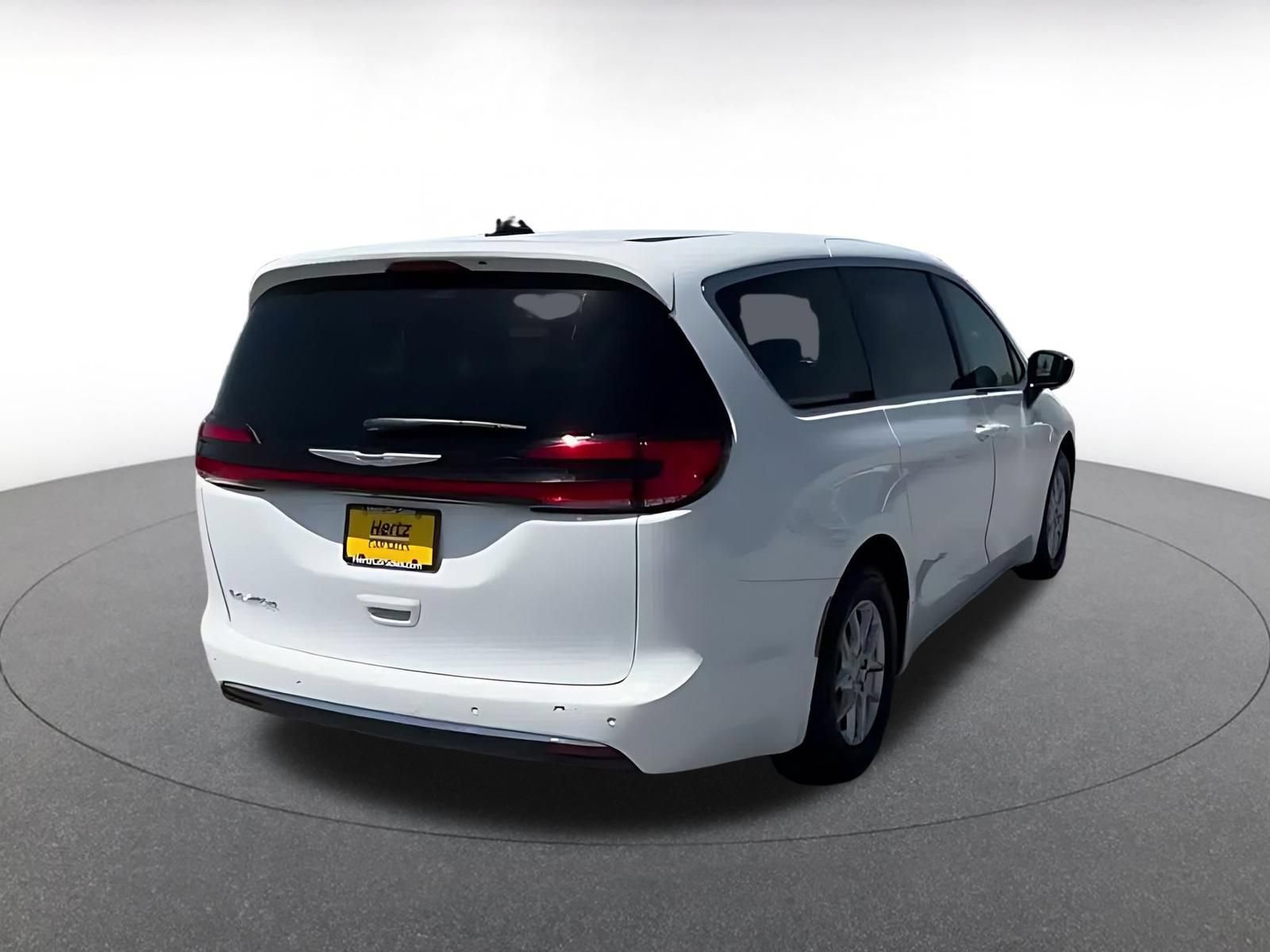 Used 2024 Chrysler Pacifica Touring-L FWD image 12