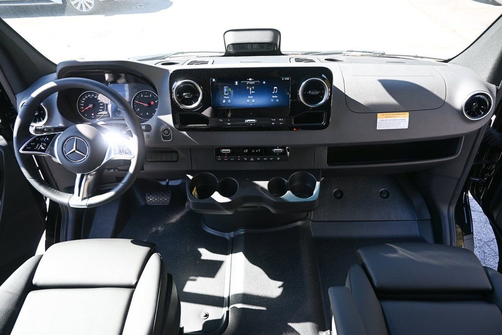 Used 2025 Mercedes-Benz Sprinter 2500 image 16