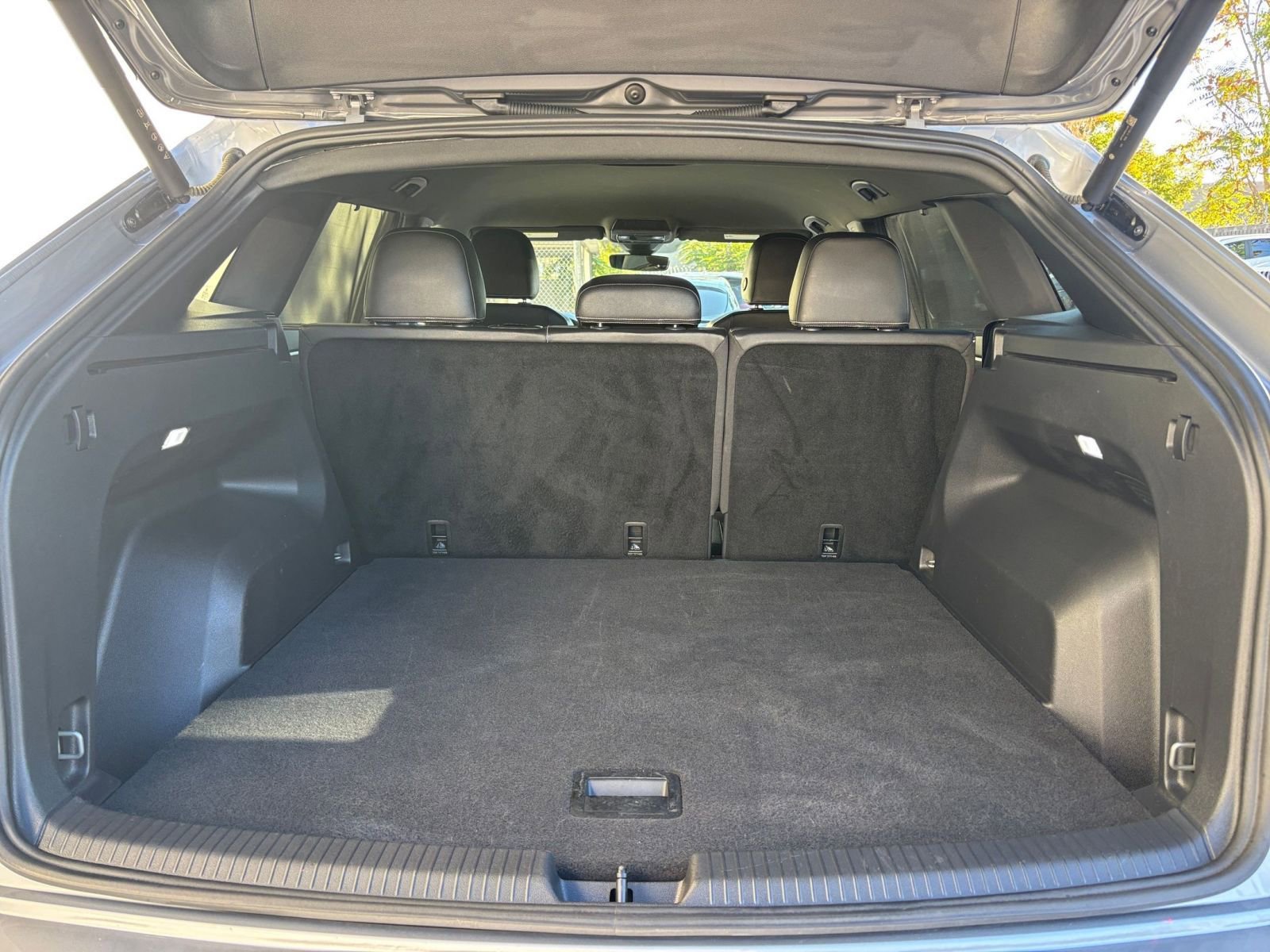 Used 2025 Volkswagen Atlas Cross Sport SE image 31