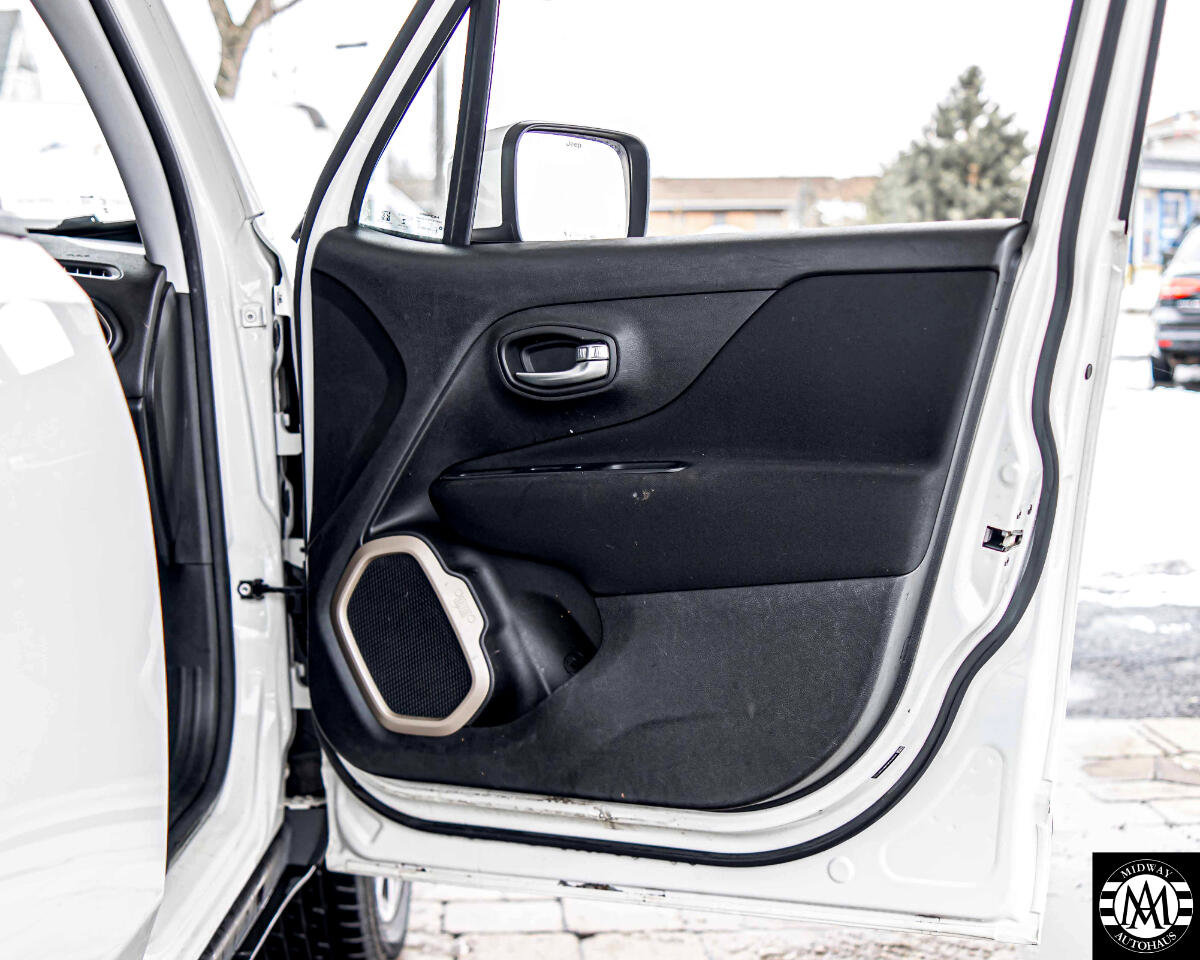 Used 2015 Jeep Renegade Latitude w/ Cold Weather Group II image 36