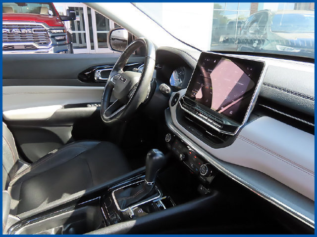 Certified 2022 Jeep Compass Limited w/ Sun and Sound Group AWD/4WD image 8