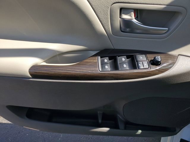 Used 2017 Toyota Sienna XLE Premium AWD/4WD image 19