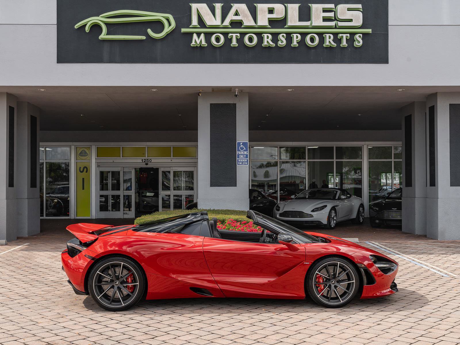 Used 2020 McLaren 720S Performance RWD image 33