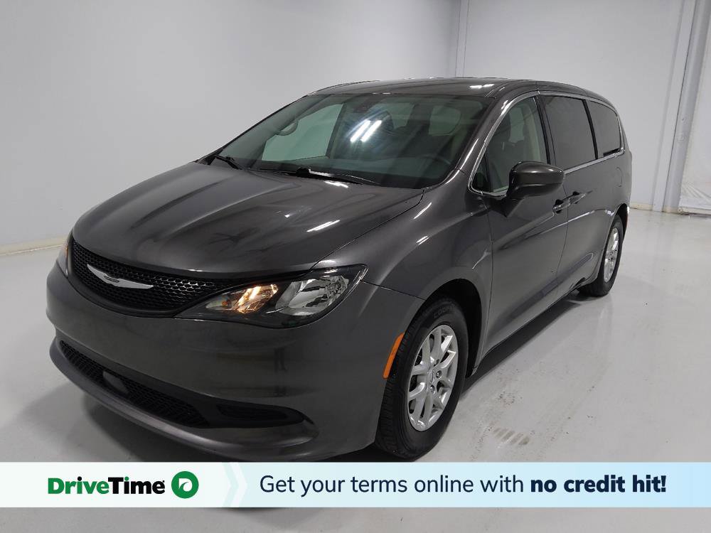 Used 2022 Chrysler Voyager LX image 1