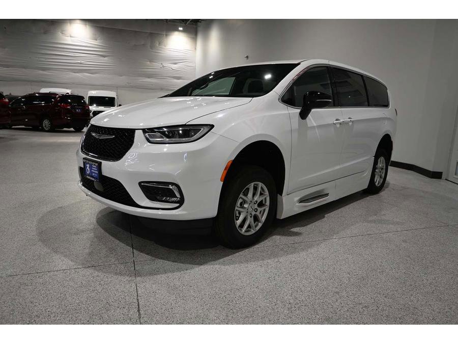 New 2024 Chrysler Pacifica Touring FWD image 10