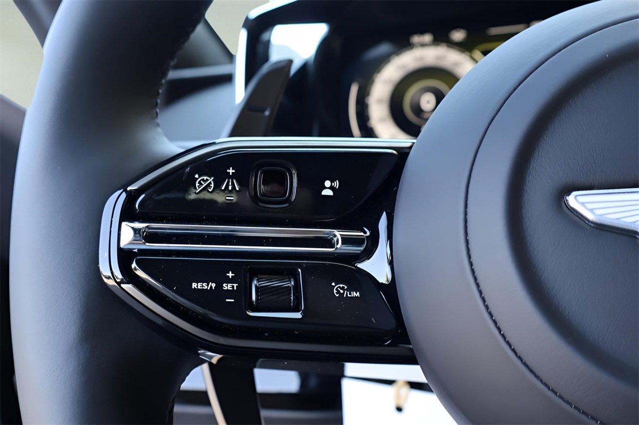 Used 2025 Aston Martin V8 Vantage Coupe image 23