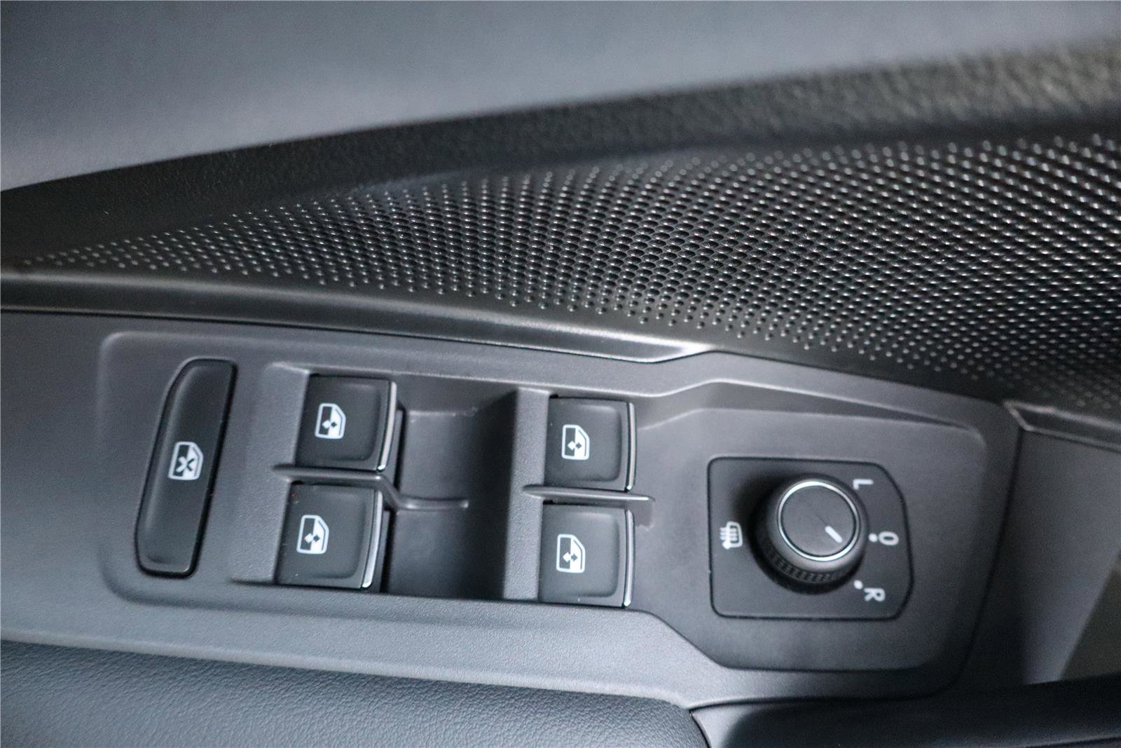 Certified 2025 Volkswagen Tiguan SE AWD/4WD image 14