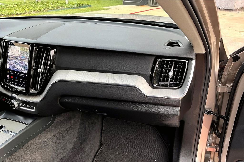 Used 2025 Volvo XC60 B5 Plus AWD/4WD image 21
