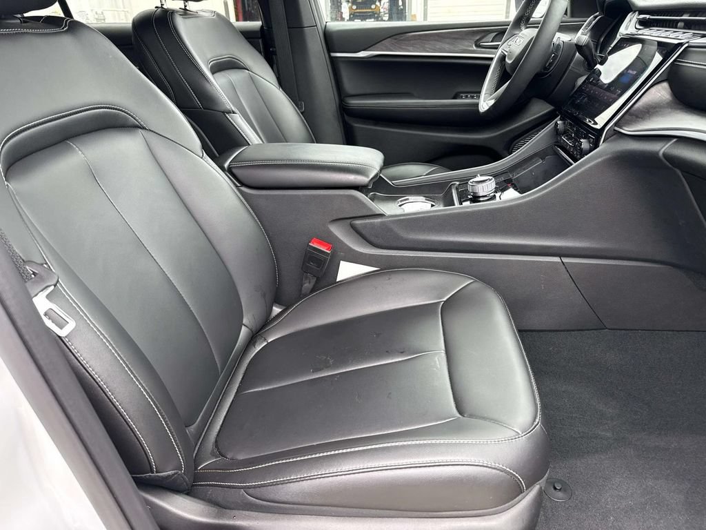 Used 2025 Jeep Grand Cherokee L Limited AWD/4WD image 16