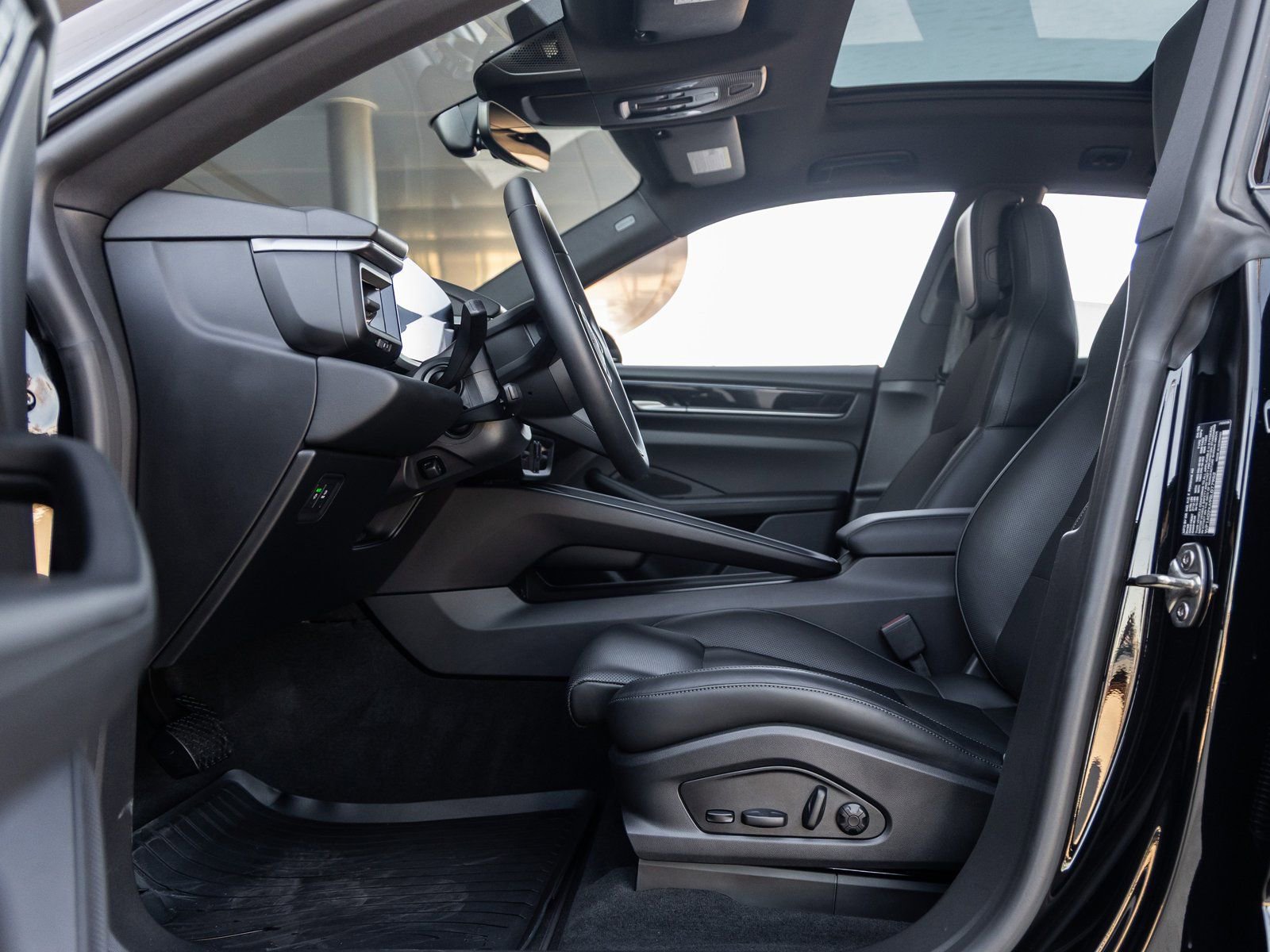 Certified 2025 Porsche Macan Electric image 22