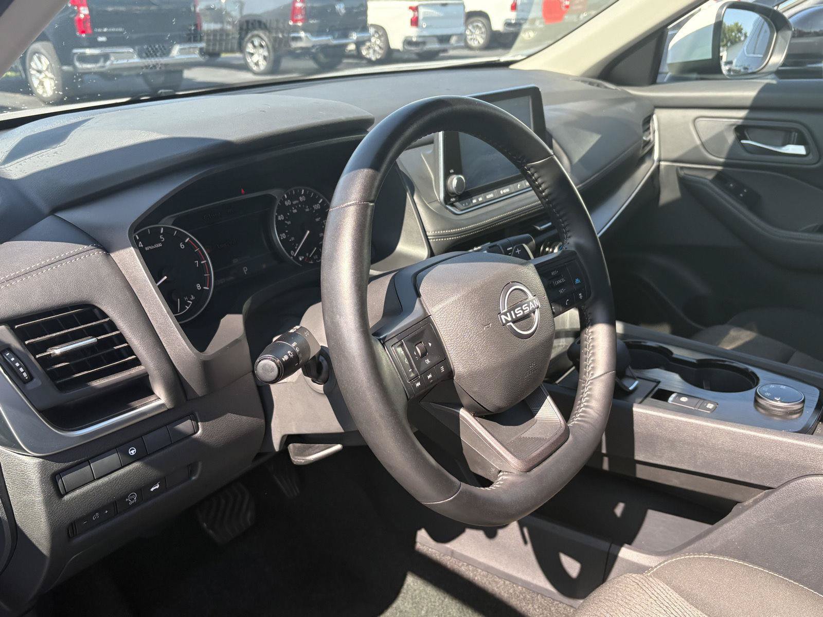 Used 2025 Nissan Rogue SV AWD/4WD image 7