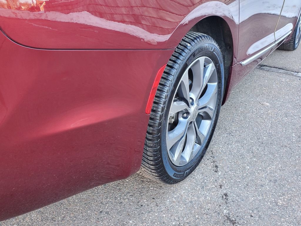 Used 2019 Chrysler Pacifica Limited w/ Tire & Wheel Group image 11