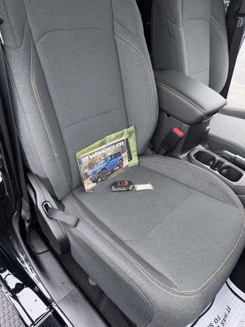 Used 2025 Jeep Wrangler Sahara 4xe image 8