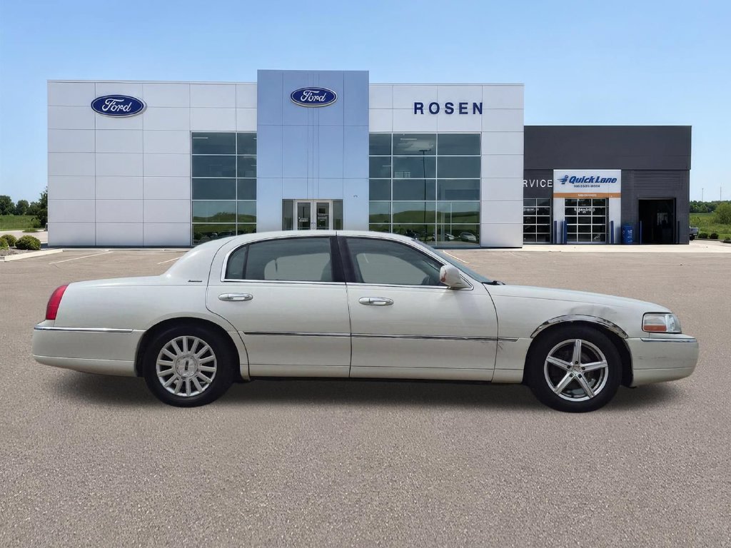 Used 2003 Lincoln Town Car Executive RWD image 2