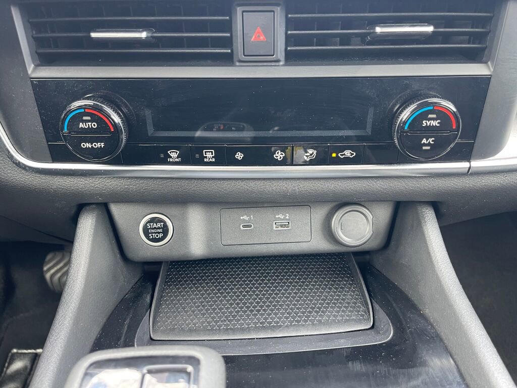 Used 2023 Nissan Rogue SV image 12