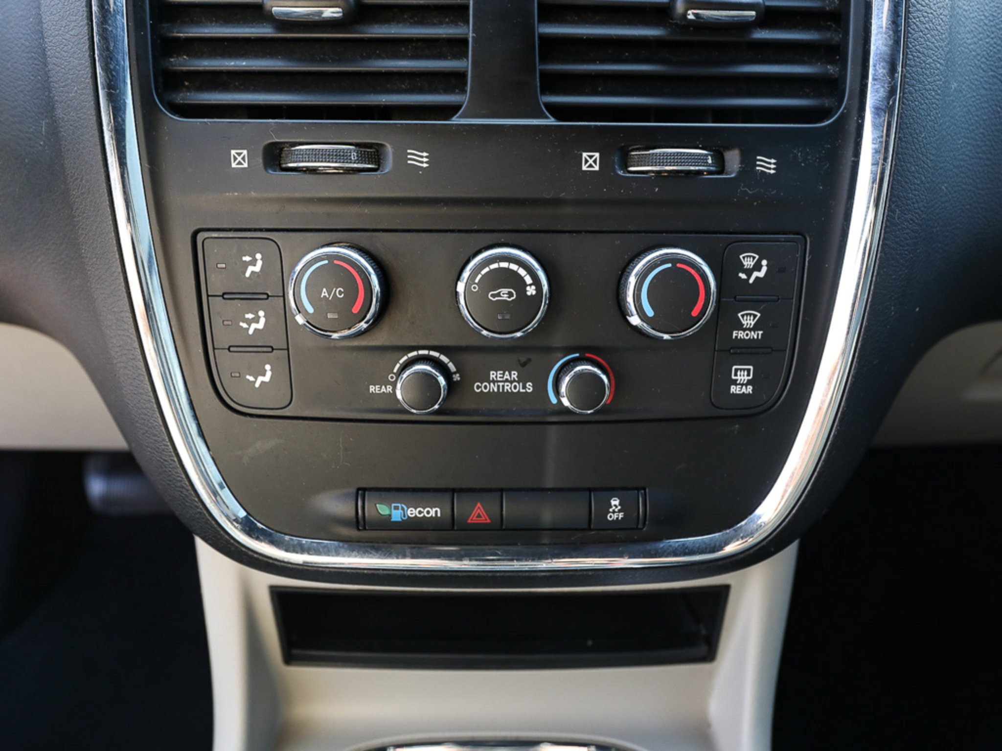 Used 2017 Dodge Grand Caravan SXT FWD image 18