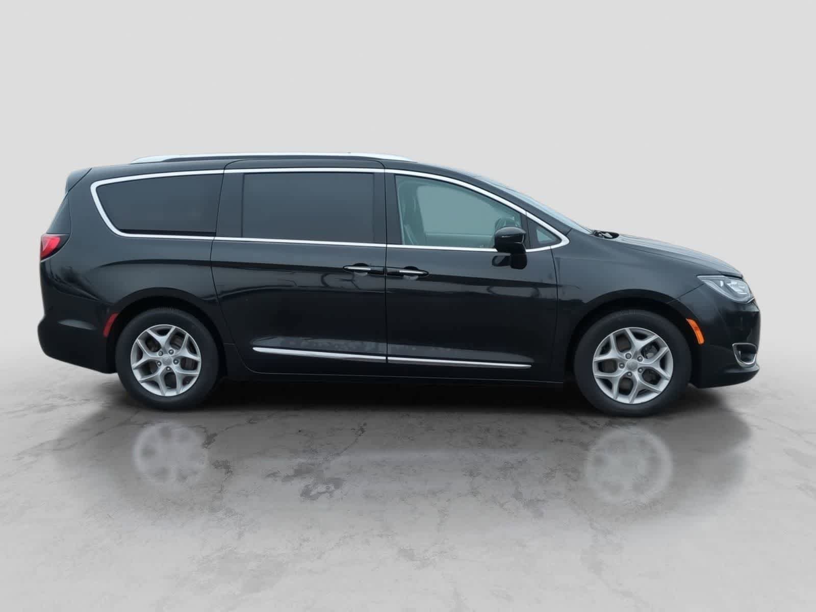Used 2018 Chrysler Pacifica Touring-L Plus w/ Tire & Wheel Group FWD image 9
