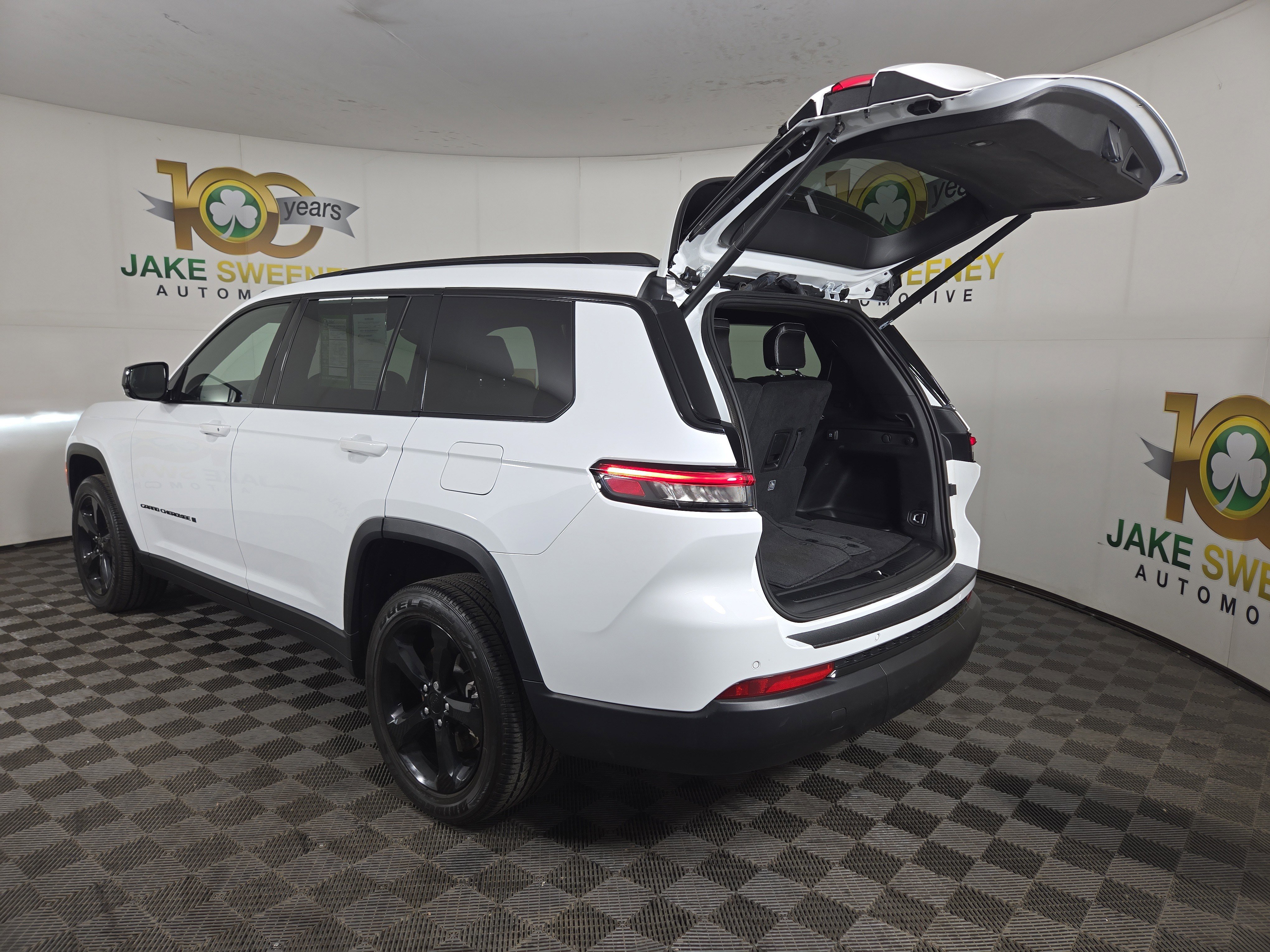 Used 2023 Jeep Grand Cherokee L Laredo image 33
