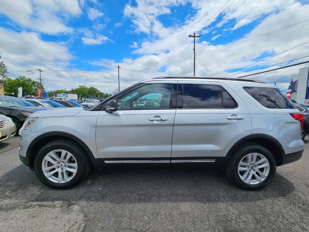 Used 2017 Ford Explorer Platinum AWD/4WD image 2