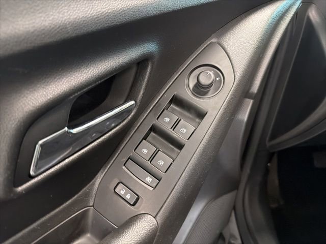 Used 2022 Chevrolet Trax LT w/ LT Convenience Package AWD/4WD image 9