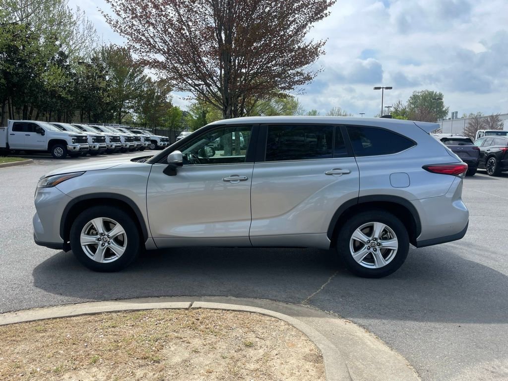 Used 2023 Toyota Highlander LE image 4