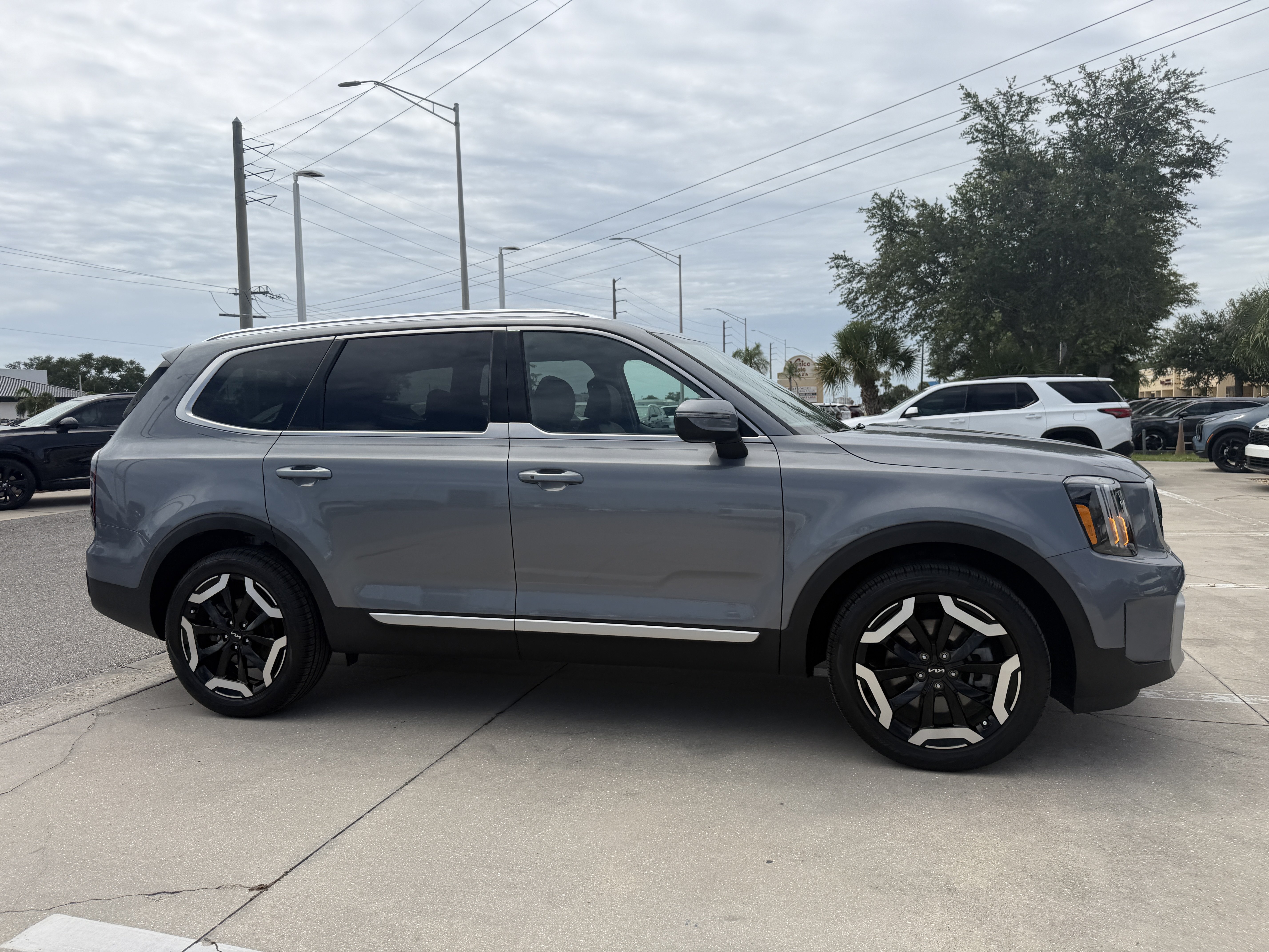 Certified 2024 Kia Telluride EX w/ EX Captain's Chair Package FWD image 3