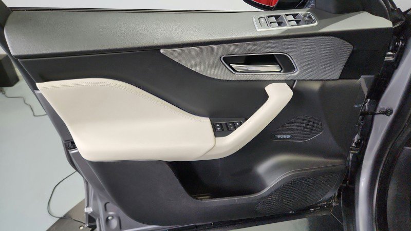 Used 2020 Jaguar F-PACE SVR image 29