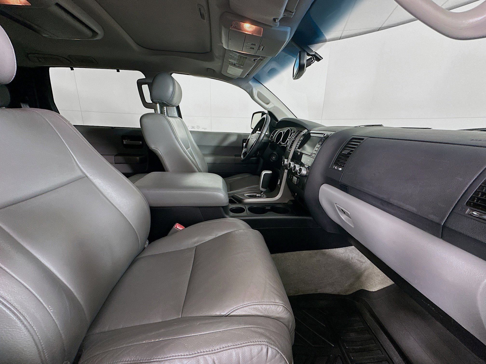 Used 2010 Toyota Sequoia Limited RWD image 33