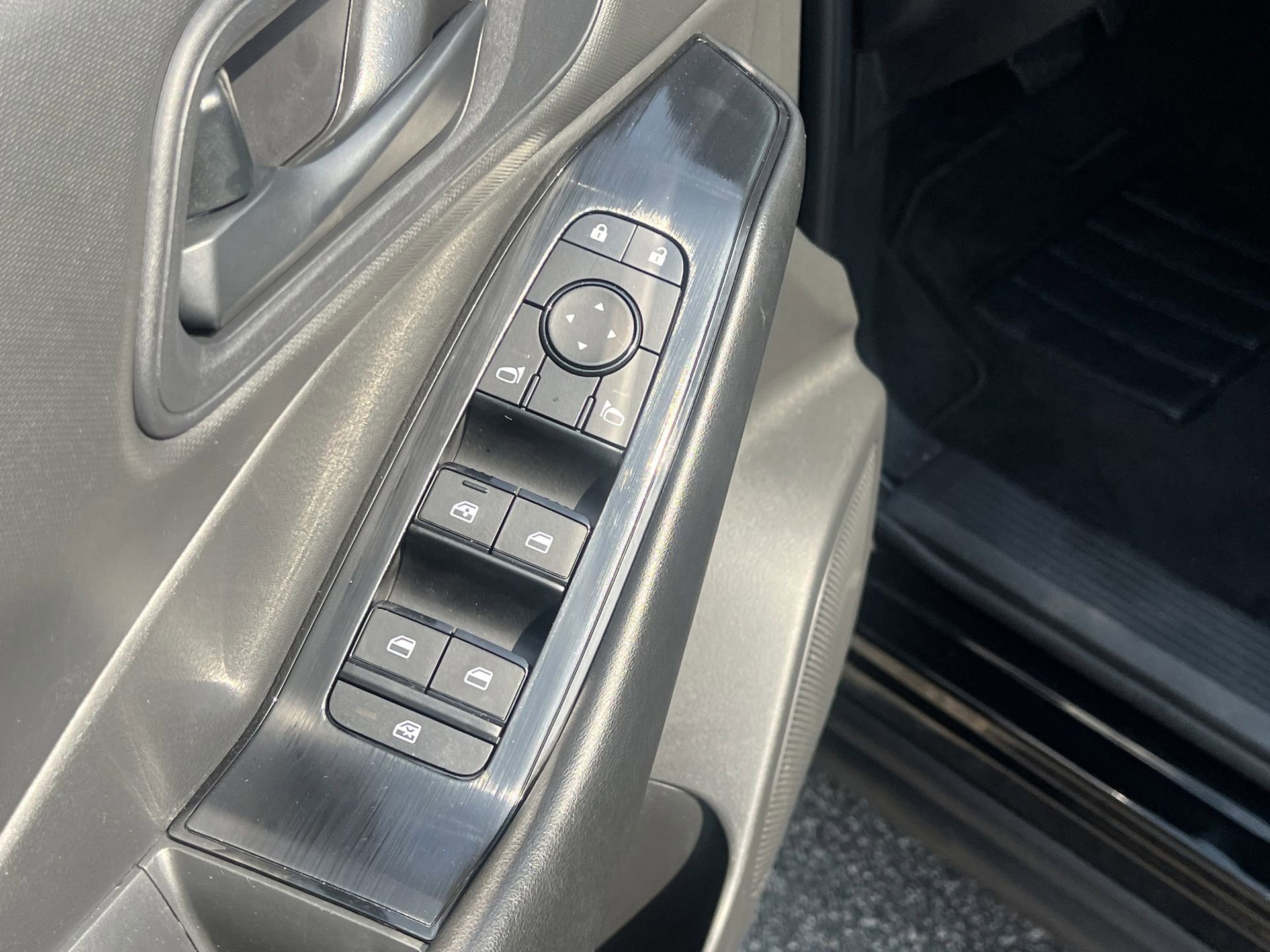 Used 2024 Nissan Rogue S FWD image 14