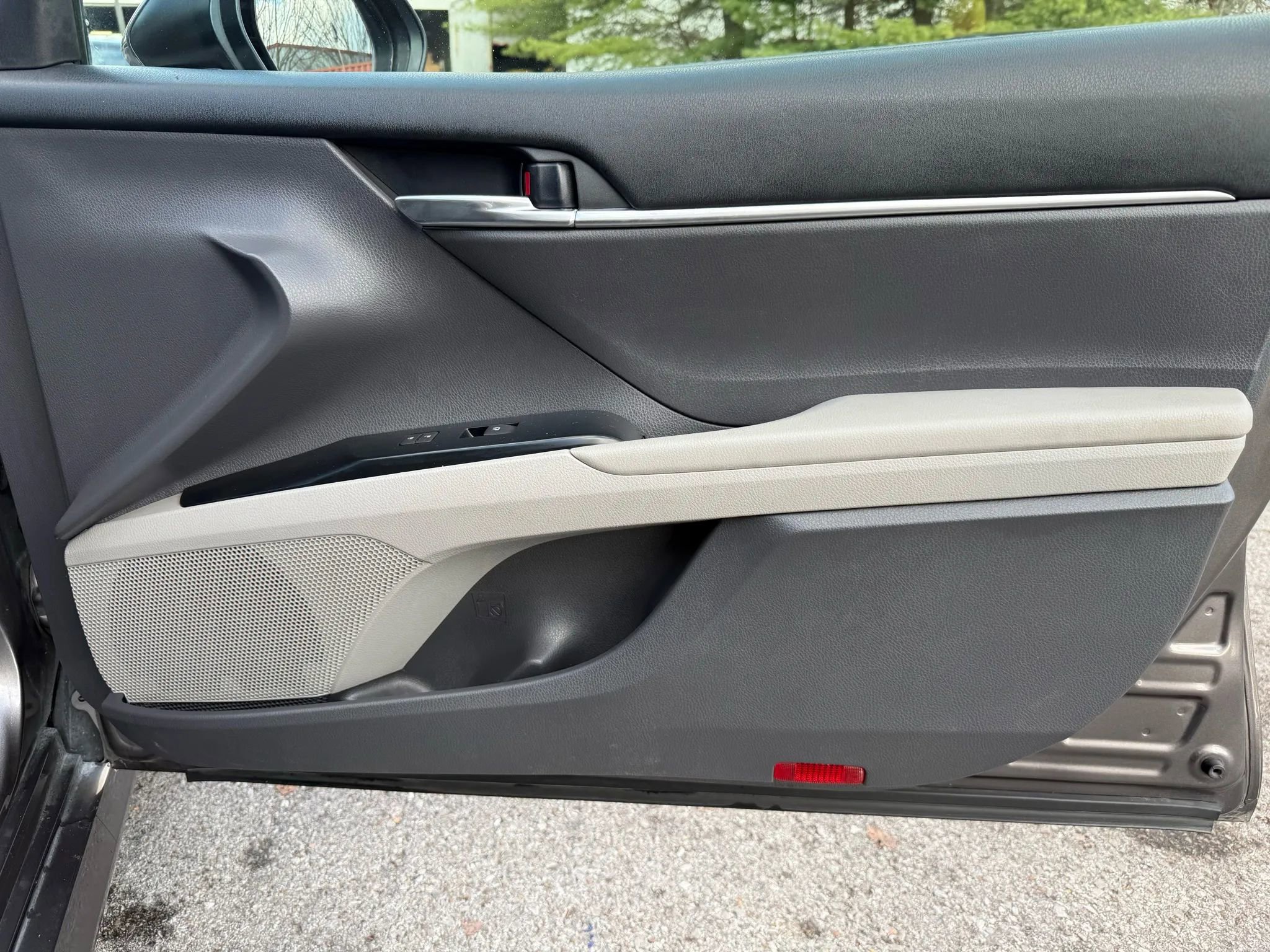 Used 2020 Toyota Camry LE image 30