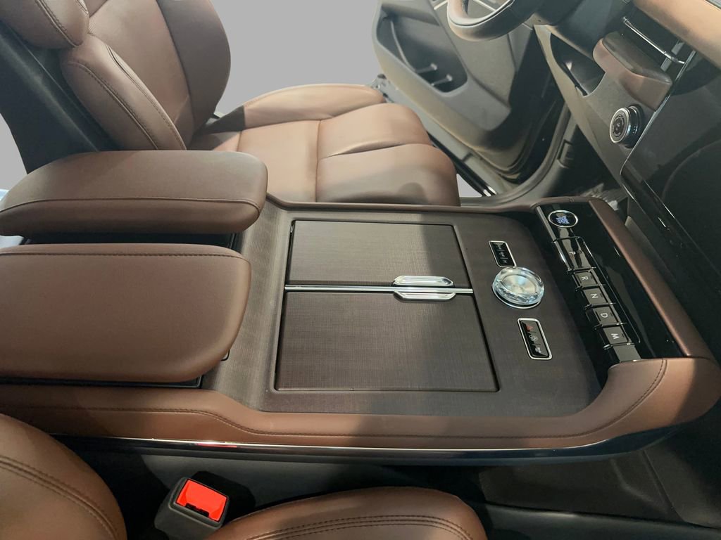 Used 2025 Lincoln Navigator Reserve image 24