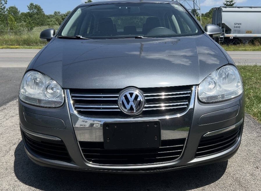 Used 2010 Volkswagen Jetta SE FWD image 2